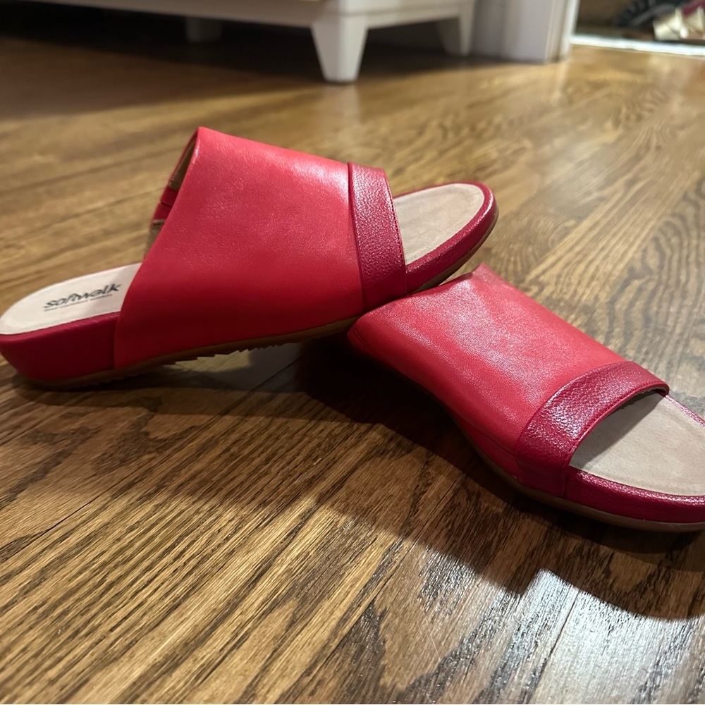 NWOT softwalk sandals
